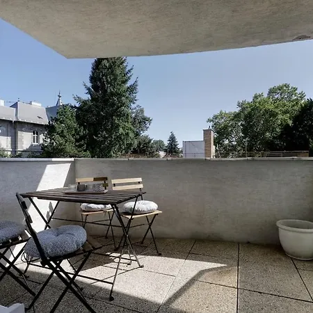 3min2centre - 2 Bedroom Garage, View *