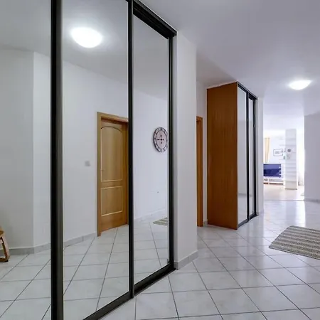 3min2centre - 2 Bedroom Garage, View Apartment *