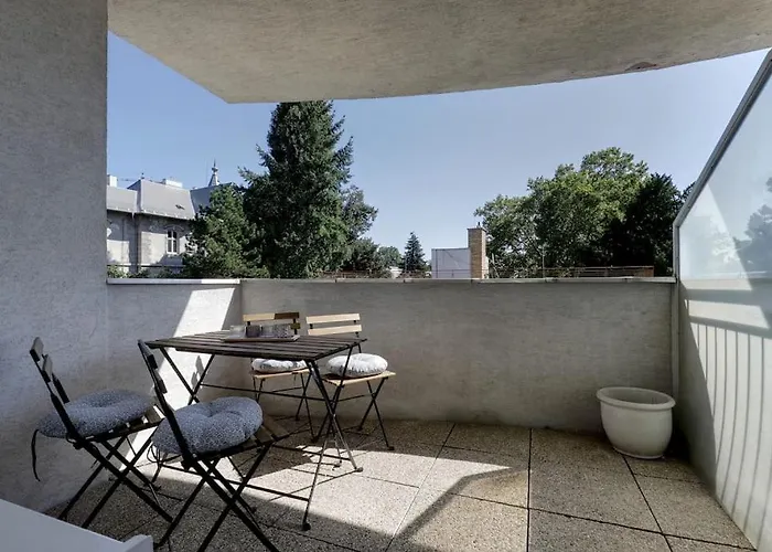 3min2centre - 2 Bedroom Garage, View *